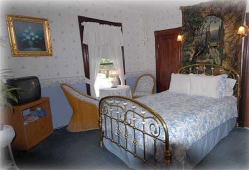 The Lion And The Rose Bed & Breakfast 화이트필드 외부 사진